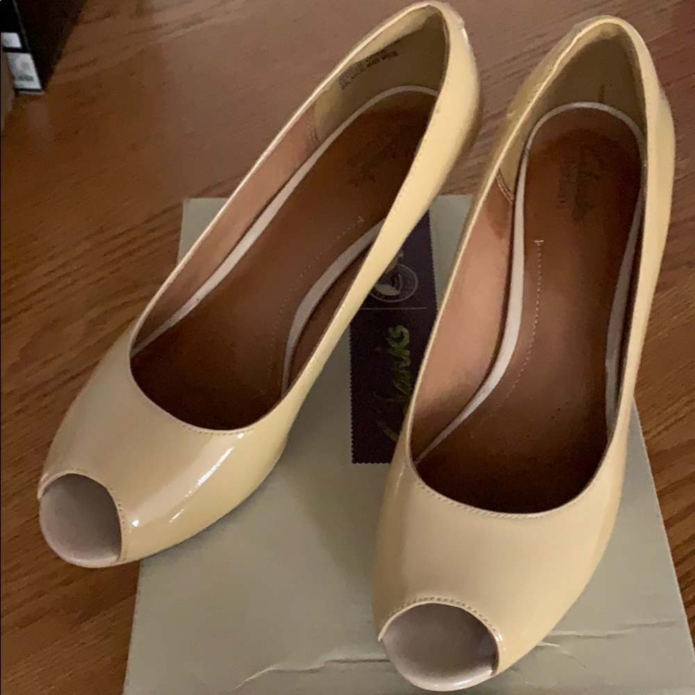 Clarks Wessex nude patent leather pumps with box